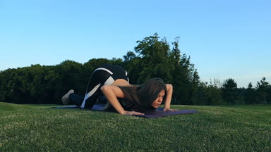 Çekici kadın açık havada yoga yapıyor. Yan görünümü. Ağır çekim.