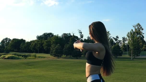 Retrato Mujer Meditando Aire Libre Vista Lateral Movimiento Lento — Vídeo de stock