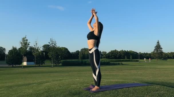 Mujer Forma Pie Esterilla Fitness Meditando — Vídeo de stock