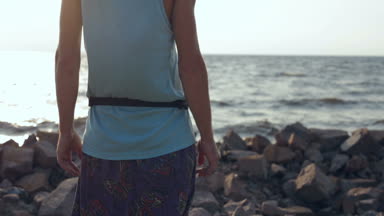 Mutlu, heyecanlı dostum çığlık ve sahilde gülüyor.