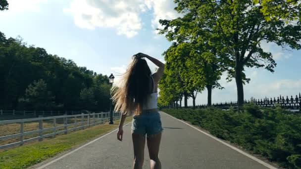 Femme Secouant Les Fesses Marchant Dans Parc Vue Dos — Video