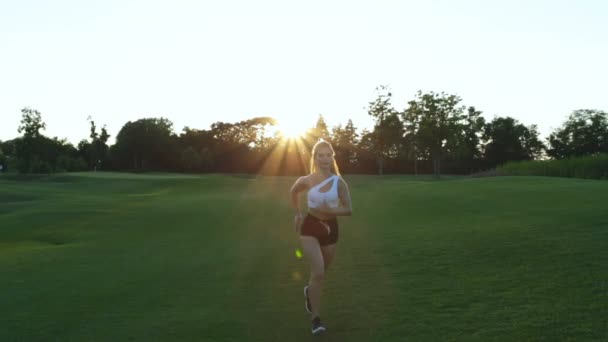 Donna Che Jogging Nel Parco All Aperto — Video Stock