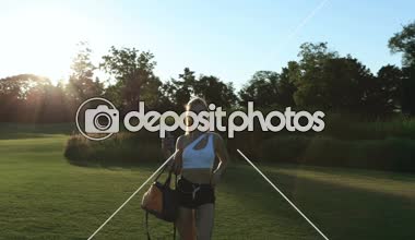 Poz ve parkta yürüyüş uygun kadın.