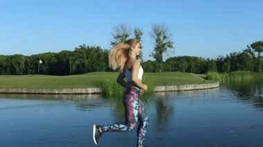 Sportif kadın Park lake yakınındaki çalıştıran.