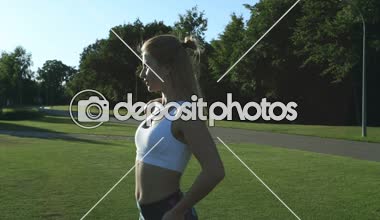 Açık havada poz çekici uygun kadın.