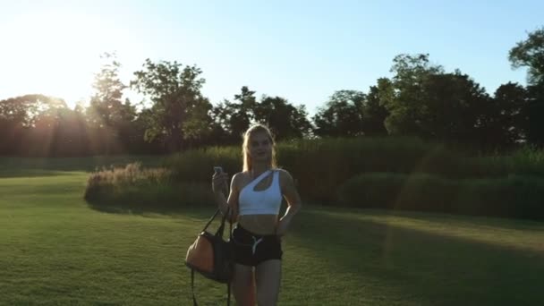 Fit Vrouw Poseren Wandelen Het Park — Stockvideo