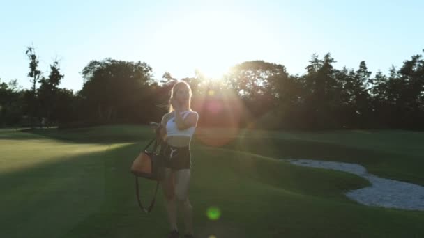Deportiva Mujer Sosteniendo Smartphone Con Auriculares Caminando Parque — Vídeos de Stock