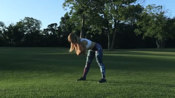 Fitness Kvinna Stretching Utomhus Stadsparken Stadig Cam Sköt — Stockvideo