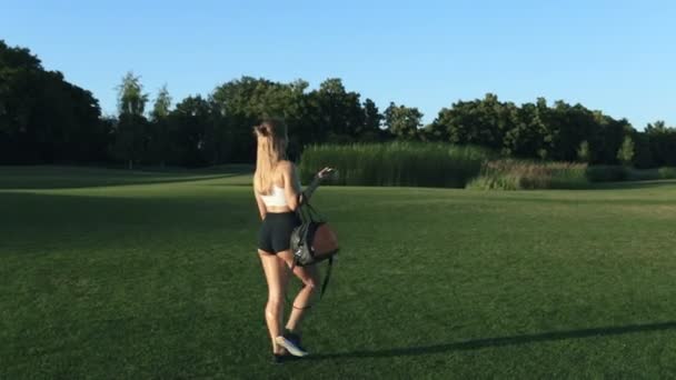 Fit Femme Posant Marchant Dans Parc — Video