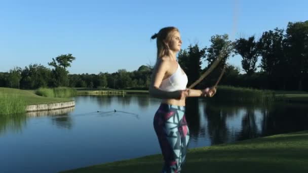 Mulher Fitness Excercising Com Pulando Corda Livre — Vídeo de Stock