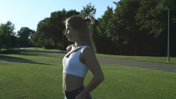 Atractiva Mujer Forma Posando Aire Libre — Vídeos de Stock