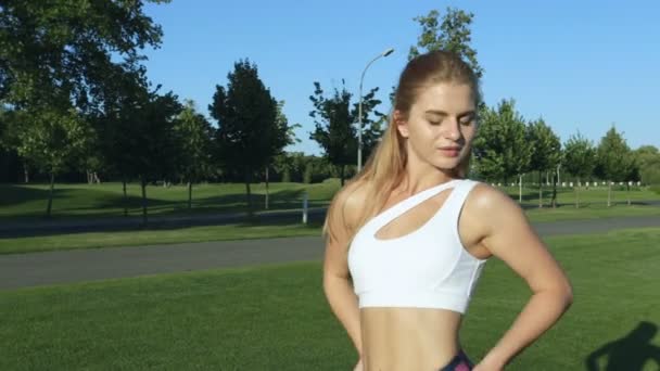 Mujer Ropa Deportiva Posando Aire Libre — Vídeos de Stock