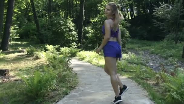 Mujer Joven Deportiva Caminando Parque Vista Desde Atrás — Vídeos de Stock