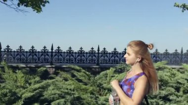 Fitness kadın yürüyüş kulaklık ve içme suyu eğitimden sonra.