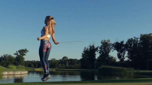 Mujer Saltando Con Cuerda Salto Aire Libre Cámara Lenta Vista — Vídeo de stock