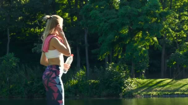 Mujer Fitness Auriculares Escuchar Música Beber Agua Después Del Entrenamiento — Vídeo de stock