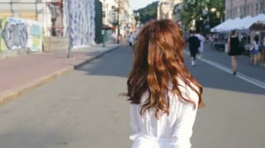 Mutlu, şaşırtıcı kıvırcık saçlı kadın güzel gün zevk ve street yürüyüş.