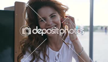 Şirin, gülümseyen kıvırcık saçlı kadın dışında söz.