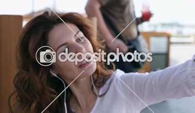 Gülümseyen ve selfies alarak çok kıvırcık saçlı kadın.