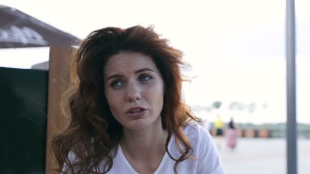 Sevimli Biraz Üzgün Kadın Dışında Kafede Kameraman Ile Söz — Stok video