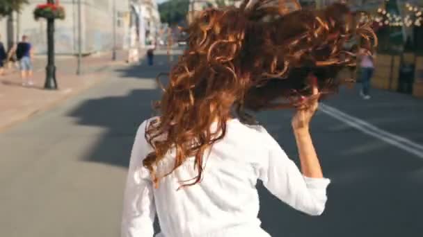 Mujer Pelo Rizado Con Auriculares Vestido Blanco Disfrutando Buen Día — Vídeos de Stock