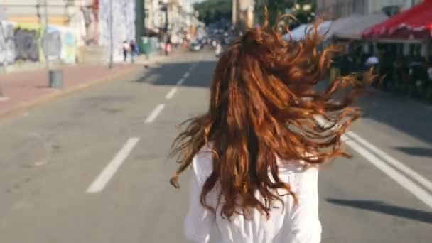 Beatiful Mujer Pelo Rizado Vestido Blanco Disfrutando Buen Día Caminando — Vídeos de Stock