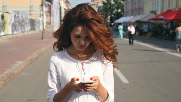 Cabello Rizado Mujer Pie Calle Mensajes Texto — Vídeos de Stock