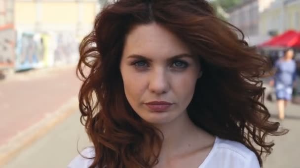 Porträt Einer Hübschen Frau Mit Langen Haaren Sie Ist Ein — Stockvideo