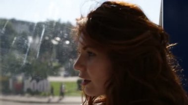 Genç kadın selfies, dönme dolap içinde otururken alarak.