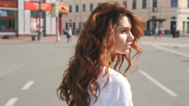 Szczęśliwy Smily Kręcone Włosy Kobieta Spaceru Placu Miasta — Wideo stockowe