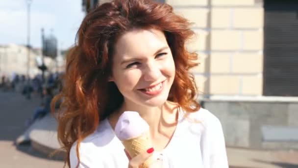 Smiling Pretty Curly Hair Woman Eating Ice Cream Standing Street — Stock Video