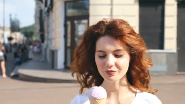 Retrato Mujer Pelo Rizado Caminando Comiendo Helado Gimbal Tiro — Vídeo de stock