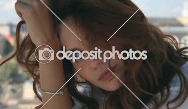 İyi günler sakin, güzel, genç kadının portresi. Dönme dolap oturuşta.