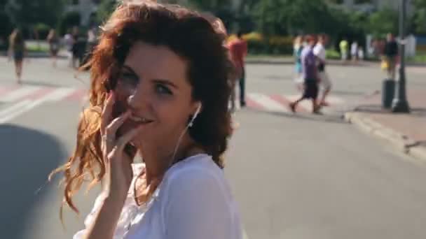 Amazing Curly Hair Woman Enjoying Life Listening Music Walking Street — Stock Video