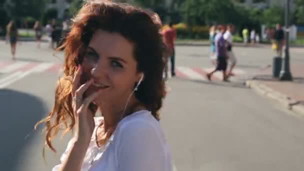 Increíble Mujer Pelo Rizado Disfrutando Vida Escuchando Música Caminando Por — Vídeos de Stock