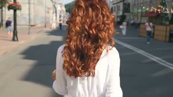 Mujer Pelo Rizado Feliz Hermosa Escuchando Música Caminando Por Calle — Vídeos de Stock
