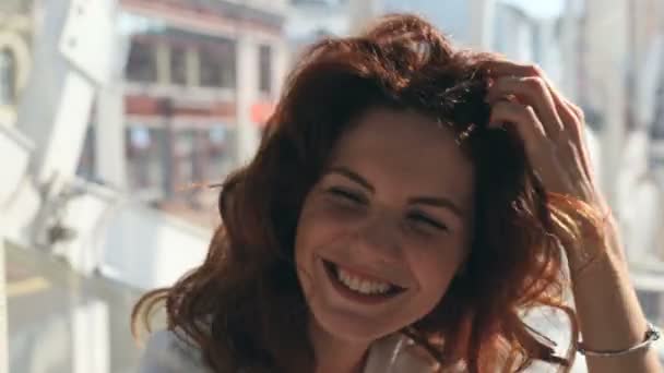 Mosolyog Élvezi Napot Csinos Fiatal Portréja Ferris Kerék — Stock videók