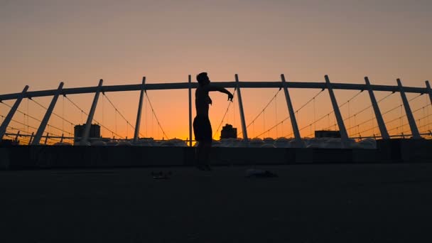 Szczęśliwy Człowiek Skoki Podczas Zachodu Słońca Zabawy Zwolnionym Tempie — Wideo stockowe