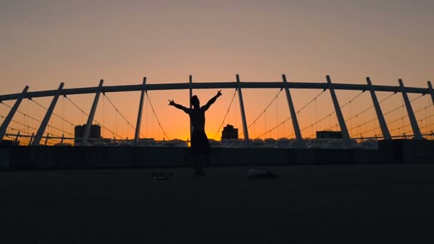 Homme Écartant Les Mains Montrant Signe Shaka Pendant Coucher Soleil — Video