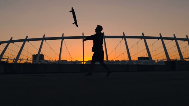 Silhouette Des Skateboarders Der Seine Skate Die Luft Wirft Zeitlupe — Stockvideo