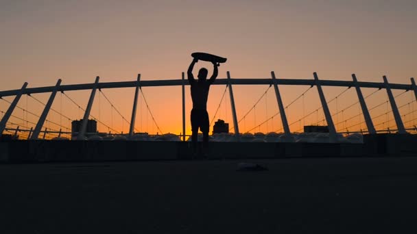 Silhouet Van Mannelijke Skateboarder Met Zijn Bord Springen Het Verkrijgen — Stockvideo