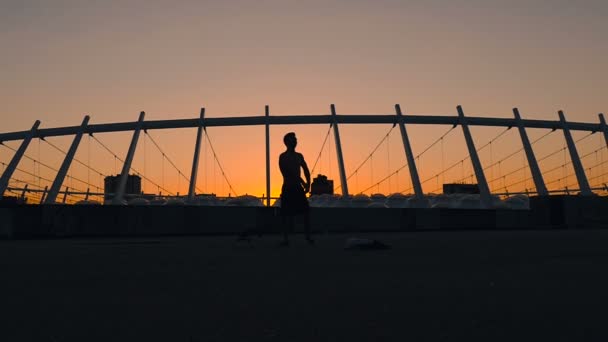 Silhouette Des Skateboarders Der Seine Skate Auf Den Gound Wirft — Stockvideo