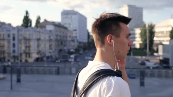 Porträtt Stående Mannen Gatan Och Lyssnar Musik Stadig Cam Sköt — Stockvideo