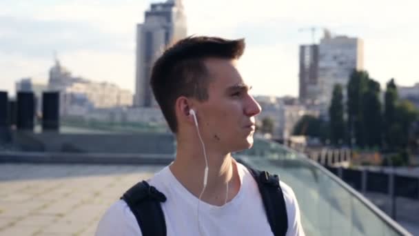 Portret Van Man Straat Staan Luisteren Naar Muziek Gestage Cam — Stockvideo