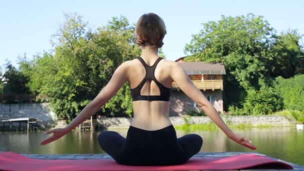 Vrouw Zit Mat Van Yoga Meditaiting Dolly Geschoten Uitzicht Vanaf — Stockvideo