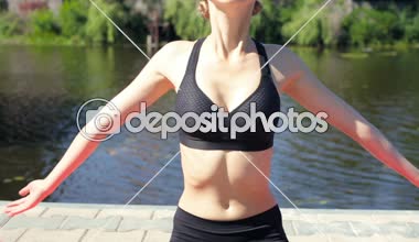 Yoga kadın meditaiting göl yakınındaki açık havada. Steadycam atış.