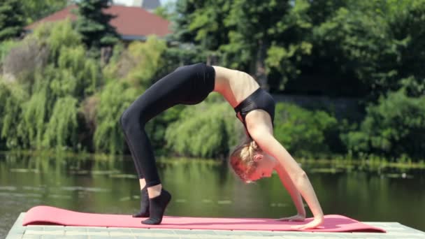 Schlanke Junge Frau Praktiziert Yoga Freien — Stockvideo