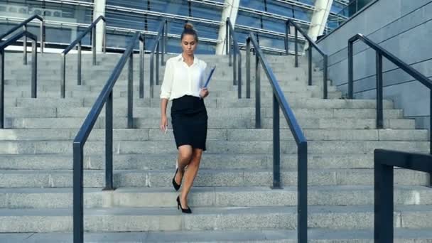 Mujer Negocios Falda Blusa Sosteniendo Roca Bajando Escaleras Movimiento Lento — Vídeo de stock