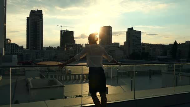 Femme Affaires Debout Profiter Paysage Urbain Pendant Coucher Soleil — Video