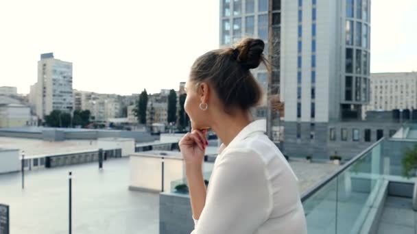 Feliz Mujer Negocios Blusa Blanca Disfrutando Una Pausa Para Tomar — Vídeos de Stock